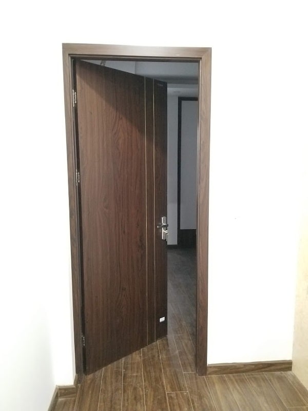 Cửa phòng ngủ chung cư bằng cửa gỗ nhựa Composite